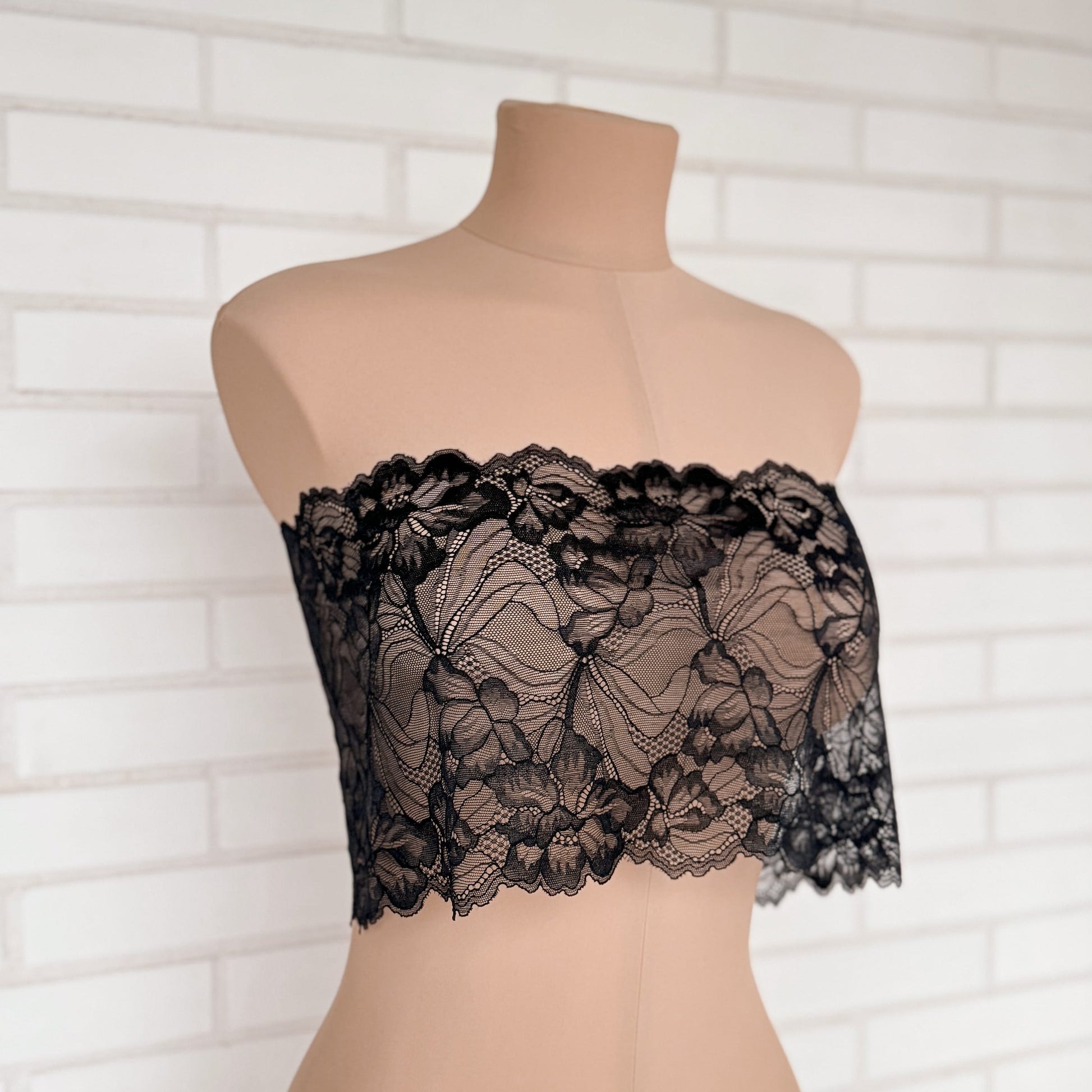Mannequin wearing 21cm wide black lace, highlighting its sophisticated floral patterns for high-end lingerie design.