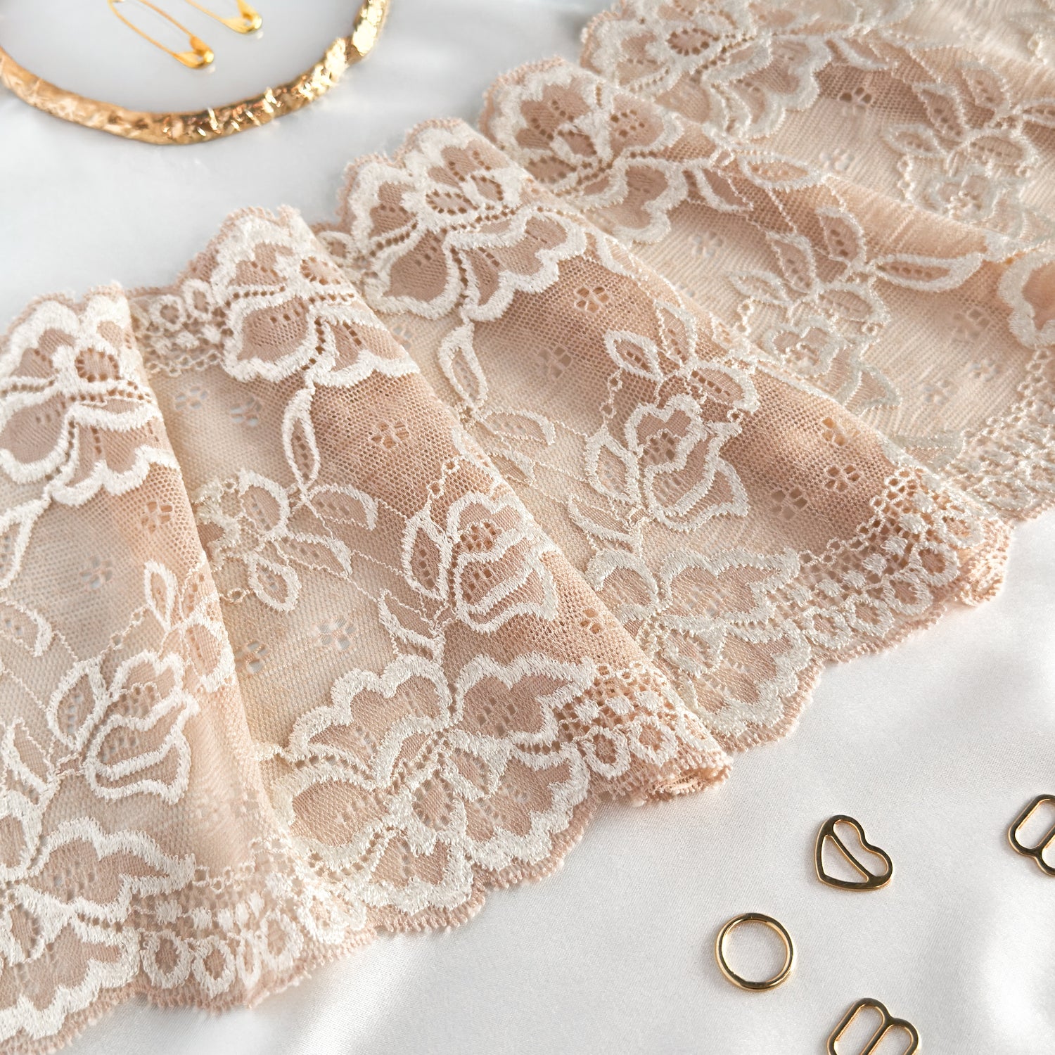 Elastic lace